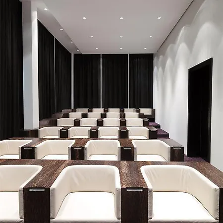 Roomers Frankfurt Central, Autograph Collection מלון