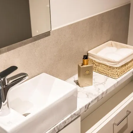 Modern Studio Good Located Balcony King Bed Apartment *