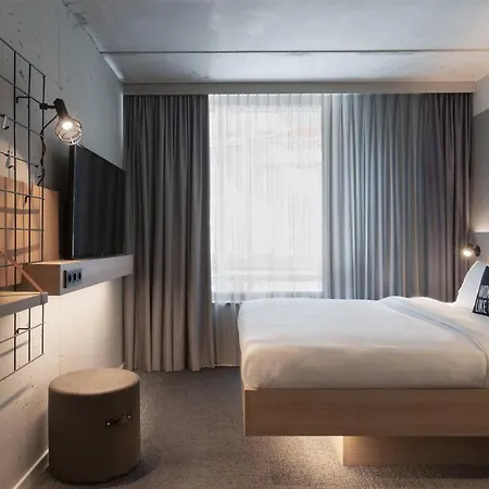 Moxy Frankfurt Center 3*