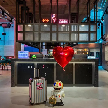 Moxy Frankfurt Center 3*