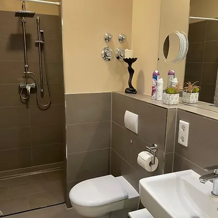 Privatunterkunft Mit Eigenem Badezimmer - 1 Bahn-station Zur Messe Und Hbf *