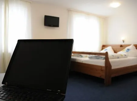 Arena Am Zoo Hotell 3*