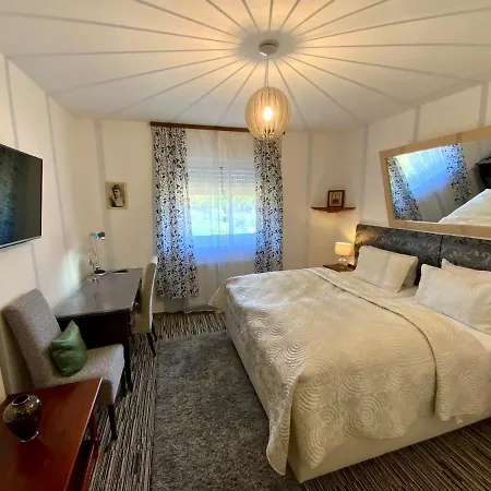 Hotel Attaché 3*