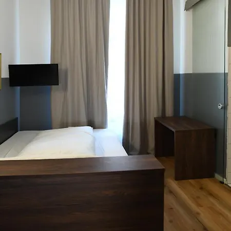 Apadana Frankfurt Отель 2*
