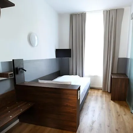 Отель Apadana Frankfurt 2*