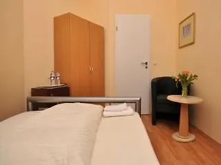 Apadana Frankfurt Отель Франкфурт-на-Майне