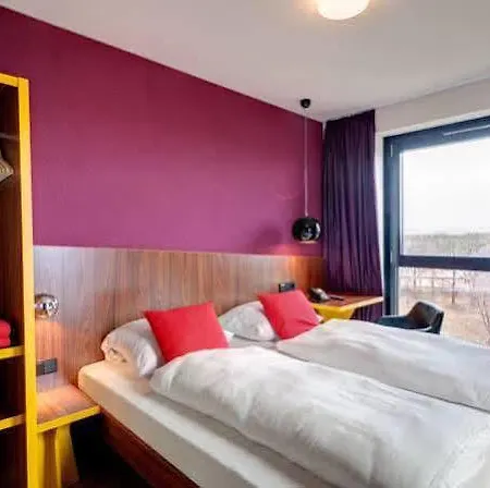 Meininger Frankfurt Main / Airport מלון 3*