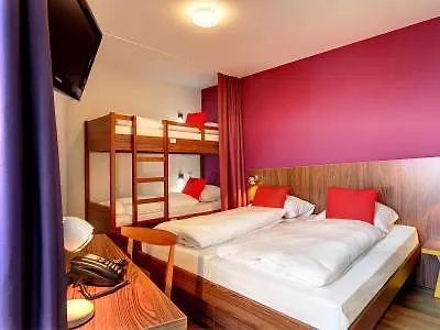 מלון Meininger Frankfurt Main / Airport 3*