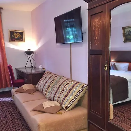 Attaché Hotel 3*