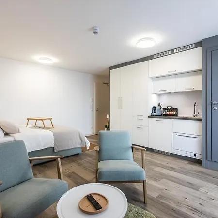 Modern Studio Good Located Balcony King Bed 아파트