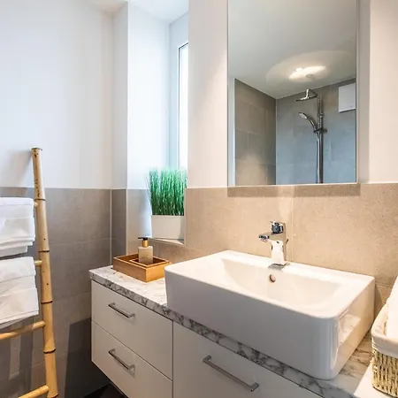 아파트 Modern Studio Good Located Balcony King Bed *