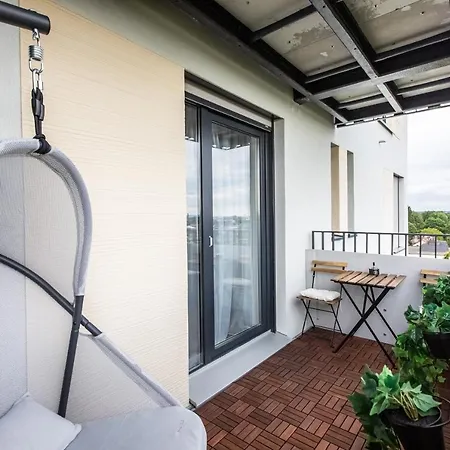 아파트 Modern Studio Good Located Balcony King Bed *
