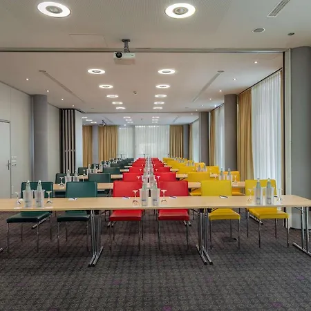 Doubletree By Hilton Frankfurt Niederrad מלון