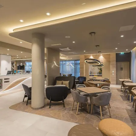 Hampton By Hilton Frankfurt Airport מלון פרנקפורט