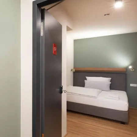 Апарт-отель Brera Serviced Frankfurt West 3*