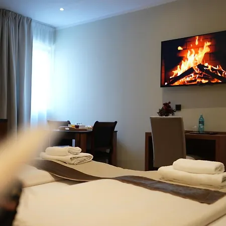 Attache An Der Messe Hotel 3*
