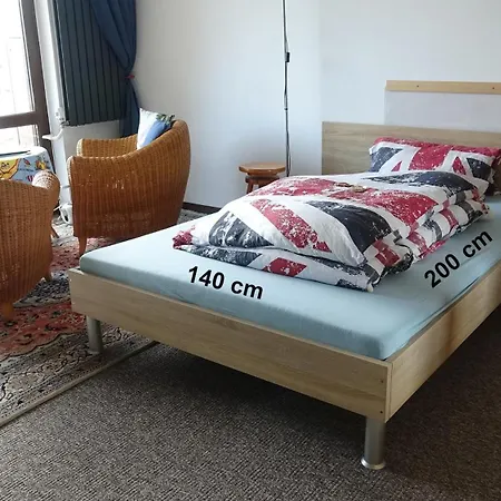 Guestroom With Wide View And Pool Near Side, 2nd Guest With Extra Bed Possible Homestay Frankfurt am Main