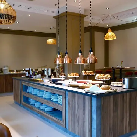 أماديوس 4*
