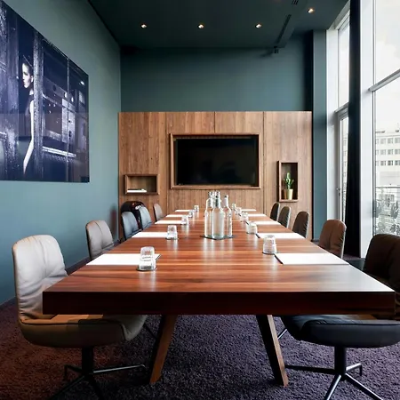 מלון Roomers Frankfurt, Autograph Collection 5*