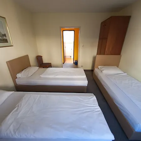 Casa de hóspedes Alpha - Frankfurt Station 3*