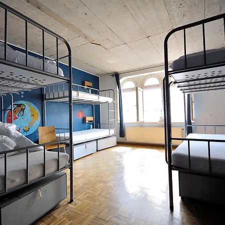 Five Elements And Capsules Frankfurt Ostello *