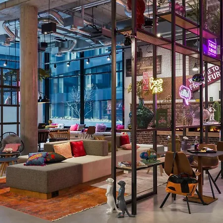 Moxy Frankfurt Center Szálloda 3*