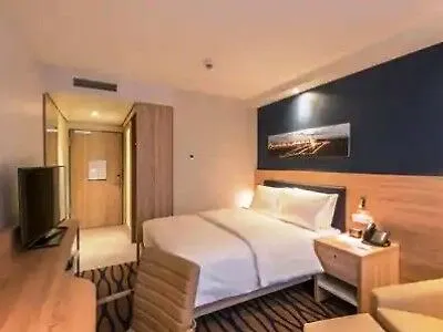 Hampton By Hilton Frankfurt Airport מלון