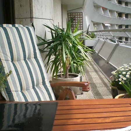 Homestay Guestroom With Wide View And Pool Near Side, 2nd Guest With Extra Bed Possible Frankfurt am Main