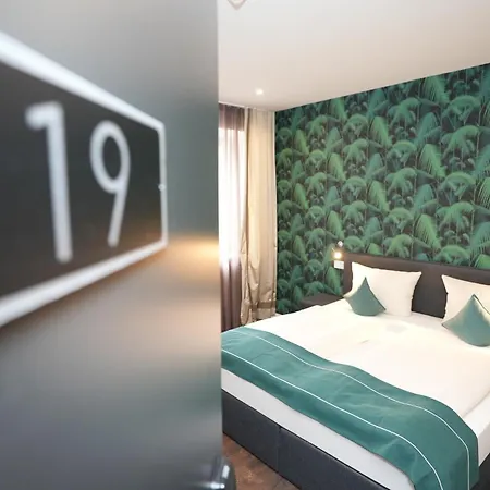 Attache An Der Messe Hotell 3*