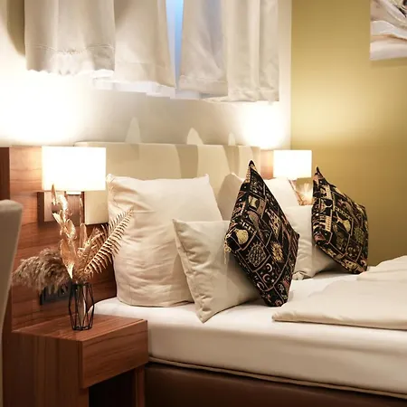 Attache An Der Messe Hotell 3*