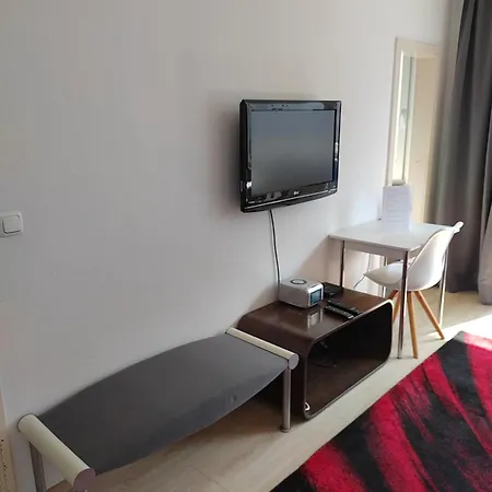Kleines In Frankfurt Mit Eigenem Stellplatz In Messenaehe * 프랑크푸르트