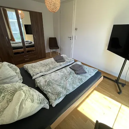 Quiet Private Room, Balcony & Workspace - Shared Bathroom Проживание в семье