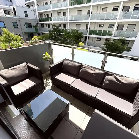 Quiet Private Room, Balcony & Workspace - Shared Bathroom Проживание в семье Франкфурт-на-Майне