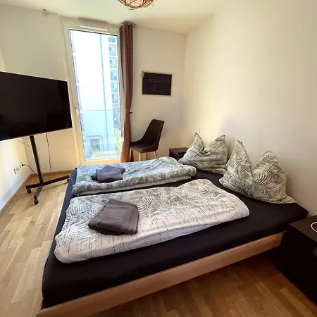 Kwatera prywatna Quiet Private Room, Balcony & Workspace - Shared Bathroom *