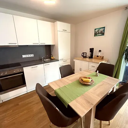 Проживание в семье Quiet Private Room, Balcony & Workspace - Shared Bathroom *