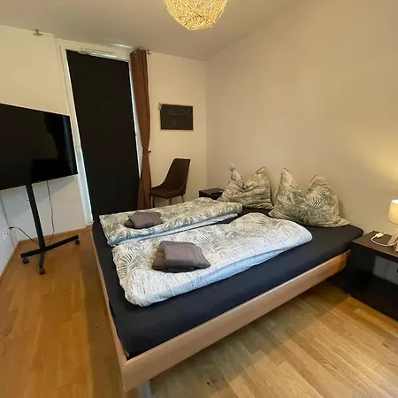 Quiet Private Room, Balcony & Workspace - Shared Bathroom Франкфурт-на-Майне