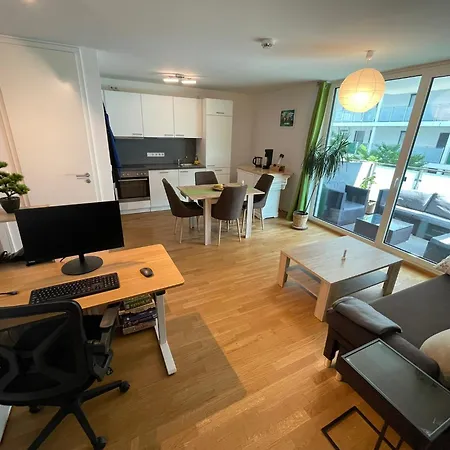 Quiet Private Room, Balcony & Workspace - Shared Bathroom * Франкфурт-на-Майне