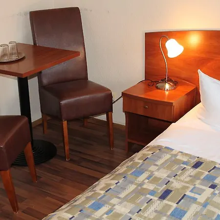 Otel Frankfurt 3*