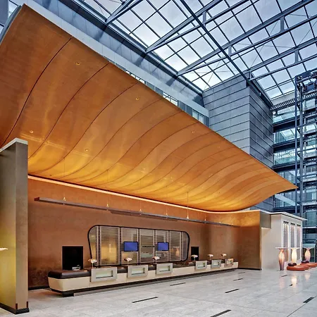 מלון Hilton Frankfurt Airport 4*