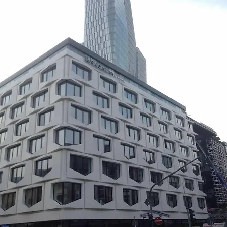 מלון By Marriott Frankfurt Center 4*